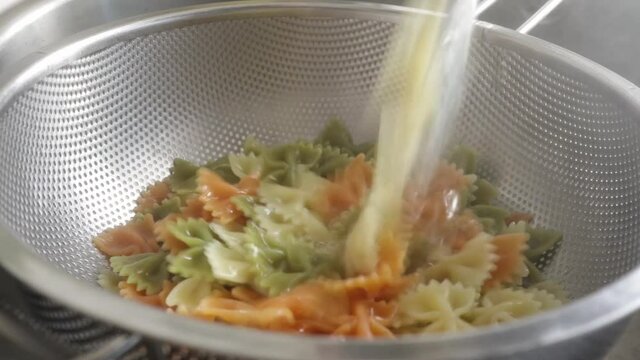 Cocinando pasta, colando la pasta cocida