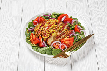 spinach tomato onion salad with chicken breast
