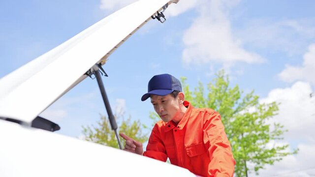 自動車のボンネットを開ける男性　自動車整備士