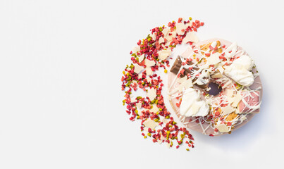 Obraz na płótnie Canvas Donut wird Erdbeer Crisp und weiße Schokolade