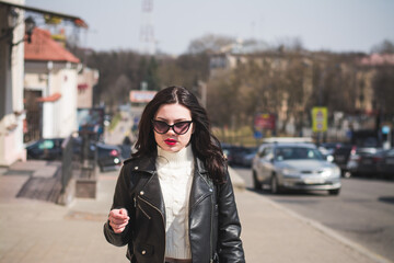 Obraz premium Outdoor lifestyle portrait of pretty girl