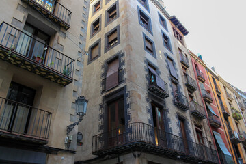 Fototapeta na wymiar BARCELONA, SPAIN - OCT 24, 2019: Old architecture of the streets of Barcelona