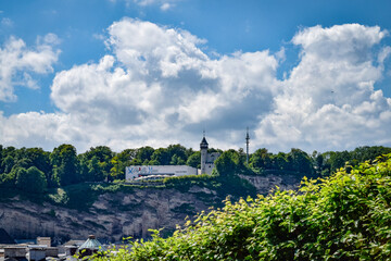 Fototapeta na wymiar ザルツブルク、カプツィーナ修道院周辺の情景と旧市街を見下ろす