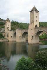 Fototapeta na wymiar valentré bridge and river lot in cahors (france)