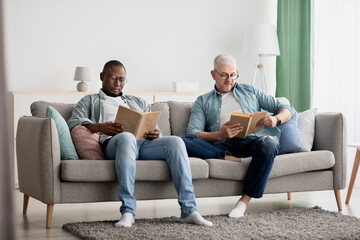 Obraz premium Enjoy free time at home, smart friends relax together during lockdown