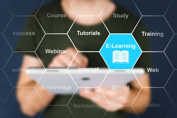 E-Learning Mann mit Tablet