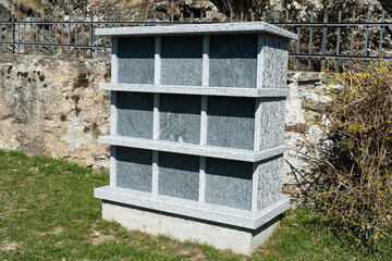 Noch unbenutzte Urnengräber, Friedhof Altanca, Leventina, Kanton Tessin, Schweiz