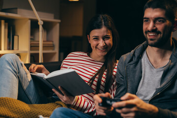 Fototapeta premium young couple spending time together at home. evening scene