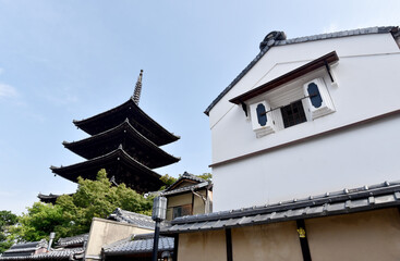 八坂の塔と土蔵　京都市東山区