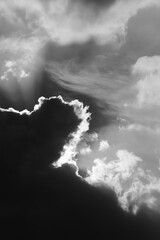 Himmel Wolken Graustufen schwarz weiß Unwetter Regenwolken Sturm Kontrast Sonne Meteorologie Wetter Wind Deutschland Hintergrund Kulisse ziehen Herbst Strahlen Orkan H2O Regen Jahreszeit Unwetter 