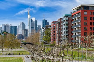 Frankfurt am Main, Mainufer am Osthafenpark und Skyline
