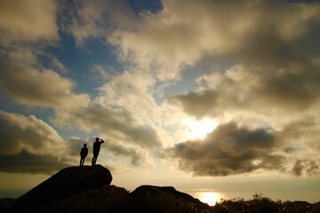 夕暮れの空と親子シルエット