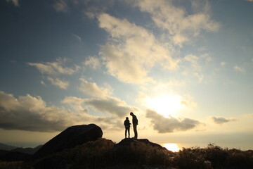 夕暮れの空と親子シルエット