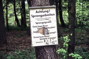Kuriosum  - Achtung !  Sprengarbeiten - Beschädigtes  Hinweisschild, welches möglicherweise...