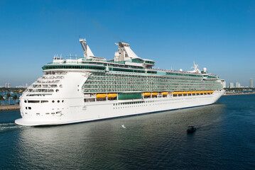 Naklejka premium Cruise Ship Traveling Along Miami Main Channel