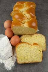 brioche tranchée sur une table grise