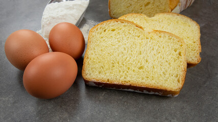 brioche tranchée sur une table grise
