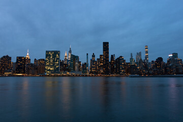 Naklejka premium Cool Evening Midtown Manhattan Skyline along the East River in New York City