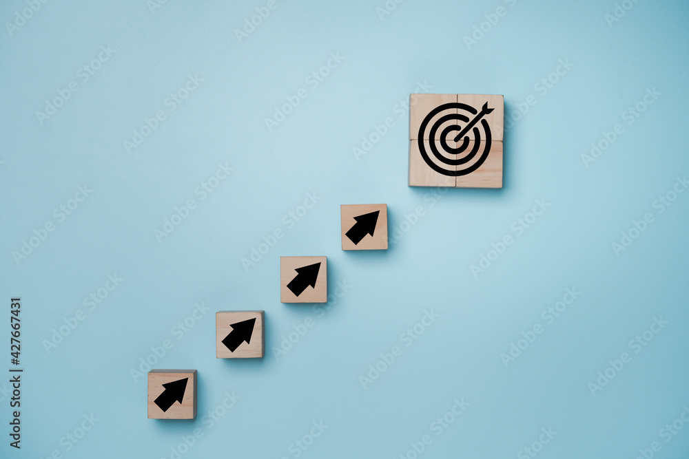 Poster virtual target board and arrow which print screen on wooden cube. business achievement goal and obje