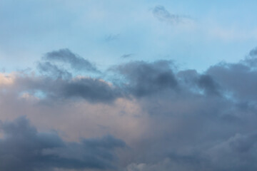 Obraz premium Rain clouds in the sky at sunset