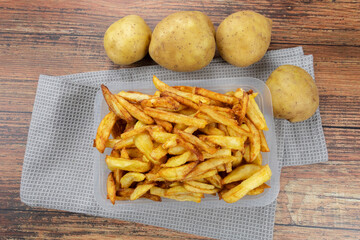 barquette de frites sur une table