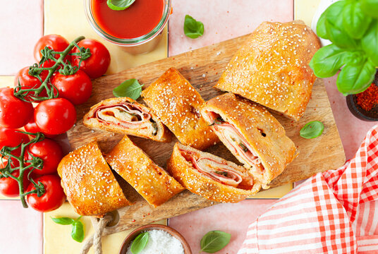Stromboli, leckere Pizzarolle mit Salami