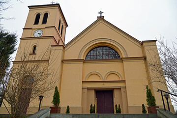 A general view of the neoclassical Catholic church of St. of Saint Anthony of Padua in the town of Gąski in Masuria in Poland © Jacek Sakowicz