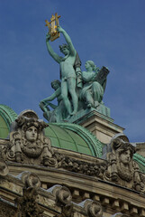 Fototapeta na wymiar Statues à l'opéra de Paris, France