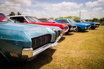 Fotobehang Vintage klassieke muscle cars samen geparkeerd in het veld te koop of clubcruise of autoshow © Fred Facker