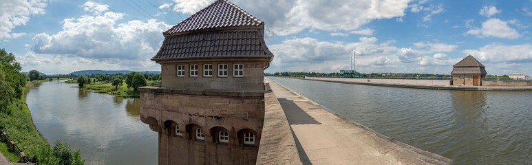 Wasserstrassenkreuz in Minden, Nordrhein-Westfalen, Mittellandkanal überquert die darunter fließende Weser, Alte und Neue Kanalbrücke