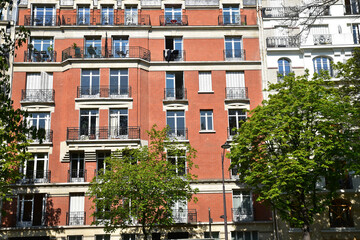 Fototapeta na wymiar Immeuble en brique aux Buttes-Chaumont à Paris, France