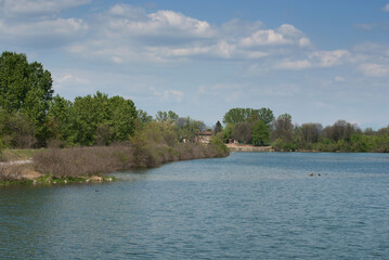 panorama fiume adda in primavera