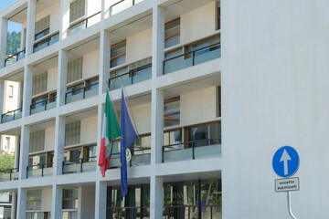 La facciata di Palazzo Terragni, noto anche come Casa del Fascio, a Como.