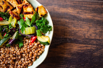 Tofu marinated in miso on fried green vegetables with ginger and chilli according to the sirt diet