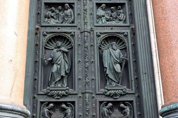 Fototapeta na wymiar detail of the door of the cathedral