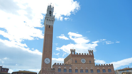 Fototapeta na wymiar Il celebre Palazzo pubblico in Piazza del Campo a Siena, Toscana.