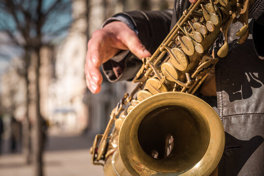 Mężczyzna grający na saksofonie, saksofon, jazz