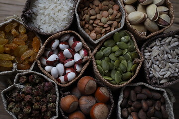 Naklejka premium shop counter with a selection of nuts and cereals in vintage bags