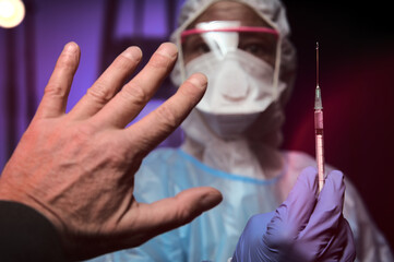 Impfling Person hebt Hand aus Angst vor Impfung impfen Injektion Spritze Impfgegner Kritiker...