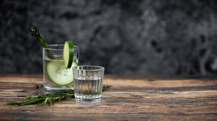Bebida mexicana de agave mezcal tipo tequila hecha en oaxaca servida en veladora oaxaqueña sobre...