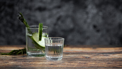 Bebida mexicana de agave mezcal tipo tequila hecha en oaxaca servida en veladora oaxaqueña sobre...