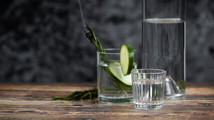 Bebida mexicana de agave mezcal tipo tequila hecha en oaxaca servida en veladora oaxaqueña sobre...