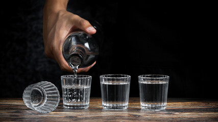 Bebida mexicana de agave mezcal tipo tequila hecha en oaxaca servida en veladora oaxaqueña sobre...