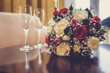 Obraz na płótnie Canvas Bridal bouquet on the background of glasses