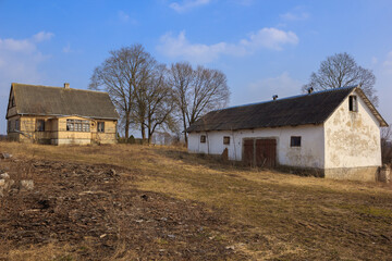Stary opuszczony dom z chlewem na wsi. - obrazy, fototapety, plakaty