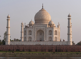Fototapeta na wymiar afternoon view of the north side of the taj mahal at agra