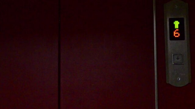 Elevator opening on 6 floor / ascensor abri&eacute;ndose en el piso 6