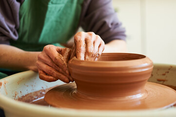 Master class on the manufacture of clay products, work on a potter's wheel.