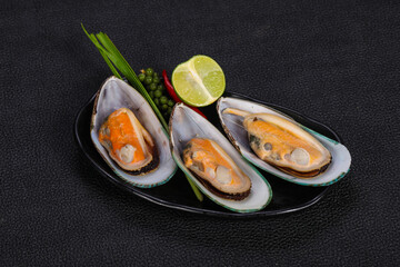 Half mussels with lime and pepper