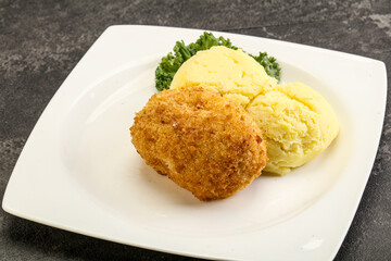 Crispy chicken cutlet with mashed potato